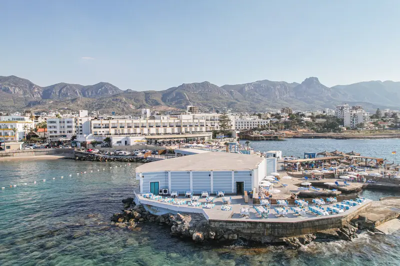 Dome Hotel ve Anchor Restaurant, denizden