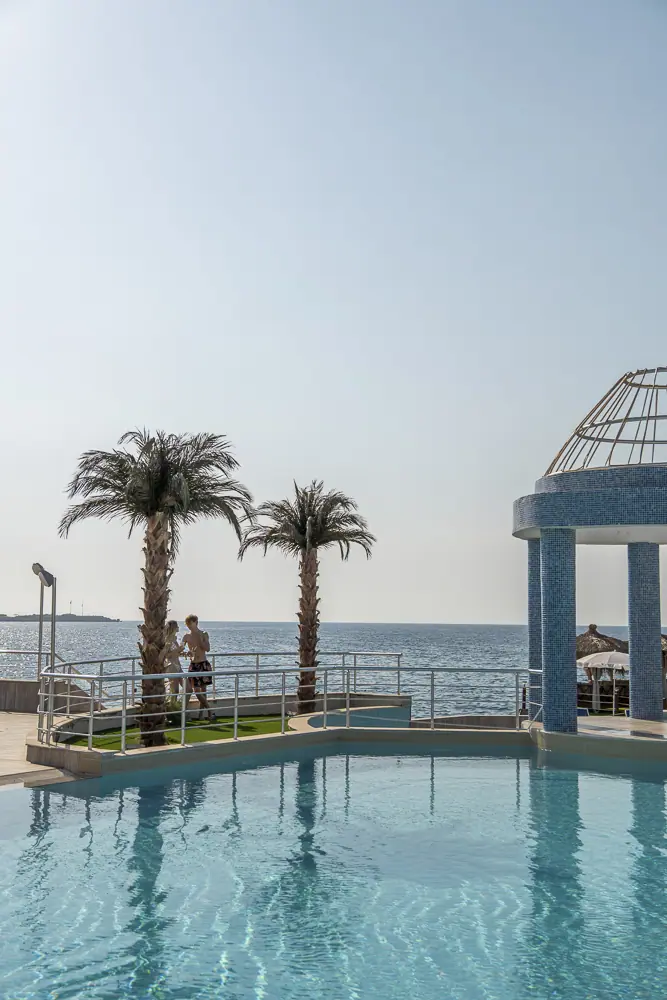 Dome Hotel havuz ve deniz