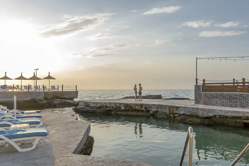 Dome Hotel havuz ve deniz