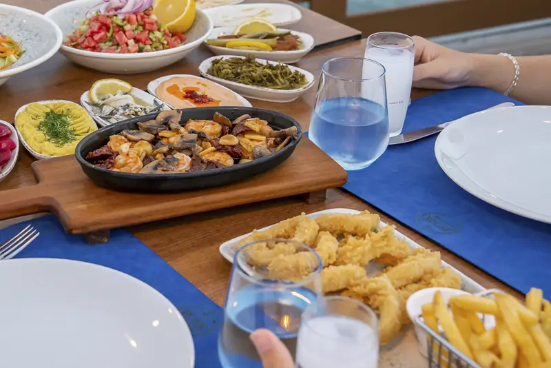 Anchor Restaurant: denizin ortasında bir meze sofrası