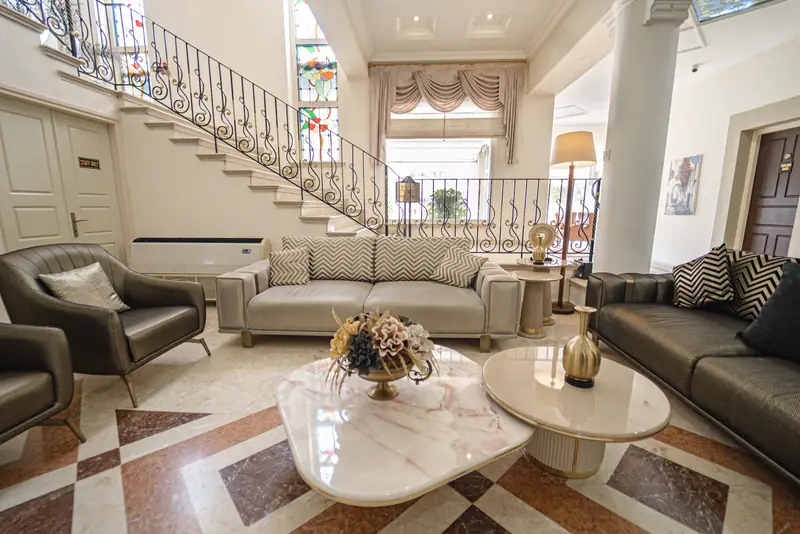 Dome Hotel lobisi, mermer zemin ve tarihî merdiven