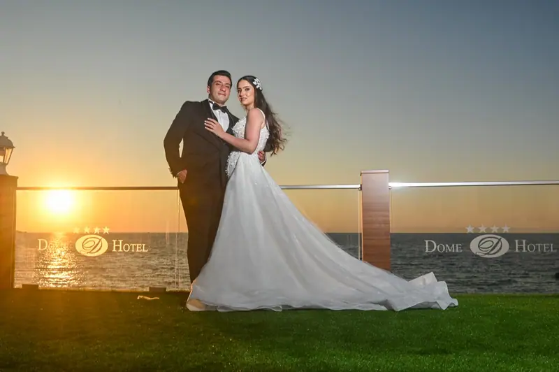 Dome Hotel'de gün batımında gelin ve damat